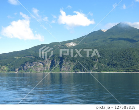 知床観光船おーろらから見たカムイワッカの滝と知床硫黄山 127585819