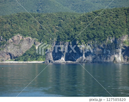 知床観光船おーろらからの眺め（カムイワッカの滝～こけし岩間） 127585820