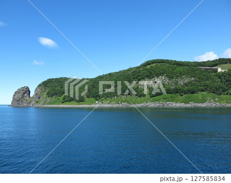 知床観光船おーろらから見たプユニ岬と見晴橋 127585834