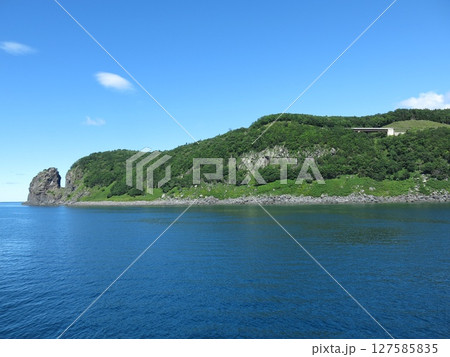 知床観光船おーろらから見たプユニ岬と見晴橋 127585835