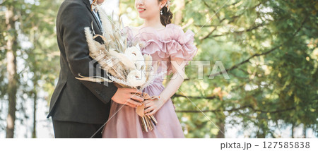 ガーデンウェディング,森の中で愛を誓う新郎新婦（カラードレス） 127585838