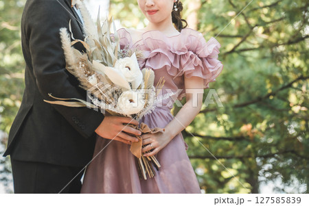 ガーデンウェディング,森の中で愛を誓う新郎新婦（カラードレス） 127585839