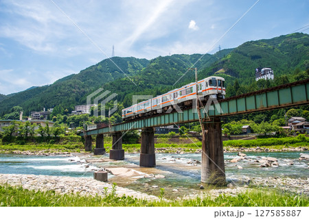 下呂温泉を行くJR高山線普通列車 127585887
