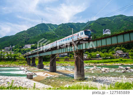 下呂温泉を行くJR高山線「特急ワイドビューひだ」 下呂温泉を行くJR高山線「特急ワイドビューひだ」 127585889