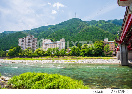 下呂大橋と下呂温泉街《岐阜県下呂市》 127585900