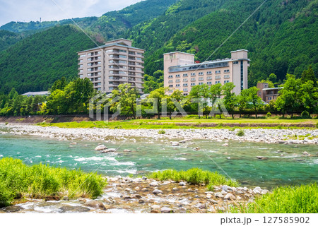 下呂温泉の風景『飛騨川とホテル』《岐阜県下呂市》 127585902