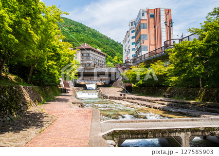 下呂温泉街の風景「せせらぎの小径」《岐阜県下呂市》 127585903