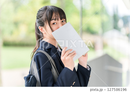 学校にいる女子高生,中学生,高校生,小学生 127586196