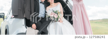 カーウェディング・ブライダルカーのウェディングフォトを撮影をする新郎新婦・カップル 127586241