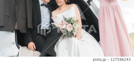 カーウェディング・ブライダルカーのウェディングフォトを撮影をする新郎新婦・カップル 127586243