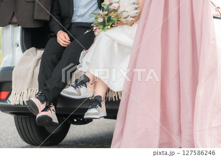 カーウェディング・ブライダルカーのウェディングフォトを撮影をする新郎新婦・カップル 127586246