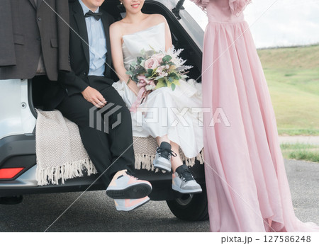 カーウェディング・ブライダルカーのウェディングフォトを撮影をする新郎新婦・カップル カーウェディング・ブライダルカーのウェディングフォトを撮影をする新郎新婦・カップル 127586248