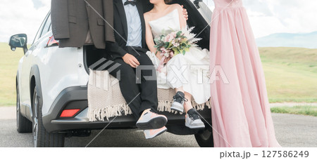 カーウェディング・ブライダルカーのウェディングフォトを撮影をする新郎新婦・カップル カーウェディング・ブライダルカーのウェディングフォトを撮影をする新郎新婦・カップル 127586249