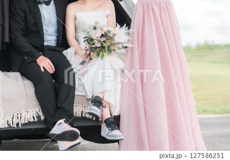 カーウェディング・ブライダルカーのウェディングフォトを撮影をする新郎新婦・カップル 127586251