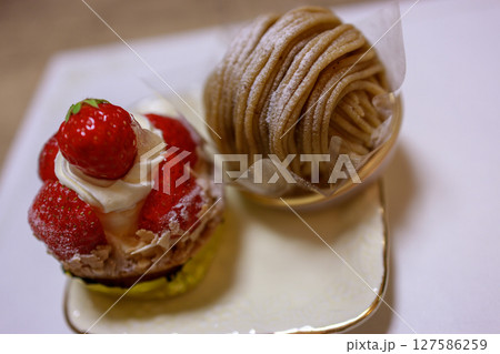 美味しいケーキとコーヒーで楽しい午後のひととき 127586259