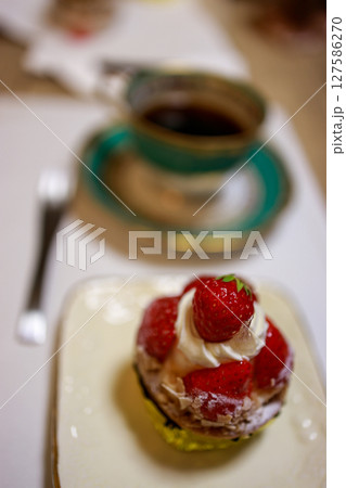 美味しいケーキとコーヒーで楽しい午後のひととき 127586270