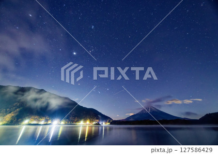 精進湖畔から見る富士山の夜景と昇る冬の星座 127586429