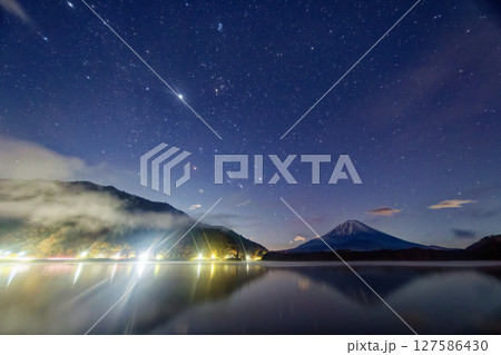精進湖畔から見る富士山の夜景と昇る冬の星座 精進湖畔から見る富士山の夜景と昇る冬の星座 127586430