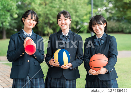 バスケットボール,バレーボールを持つ女子高生,中学生,高校生,小学生 127586433