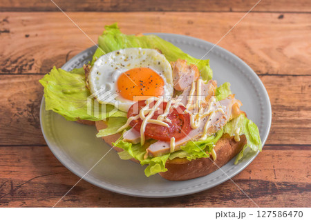 スモークチキンと目玉焼きのトースト 127586470