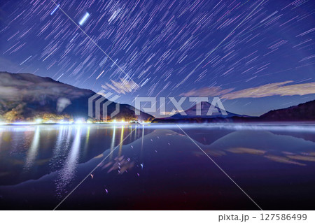 精進湖畔から見る富士山の夜景と昇る冬の星座 精進湖畔から見る富士山の夜景と昇る冬の星座 127586499