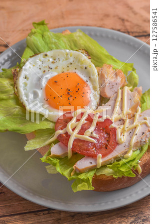 スモークチキンと目玉焼きのトースト スモークチキンと目玉焼きのトースト 127586541