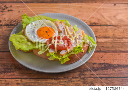 スモークチキンと目玉焼きのトースト スモークチキンと目玉焼きのトースト 127586544