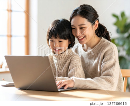 リビングでパソコン学習する親子ビジュアル  127586616
