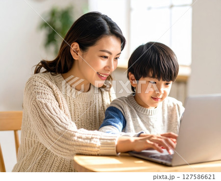 リビングでパソコン学習する親子ビジュアル  127586621