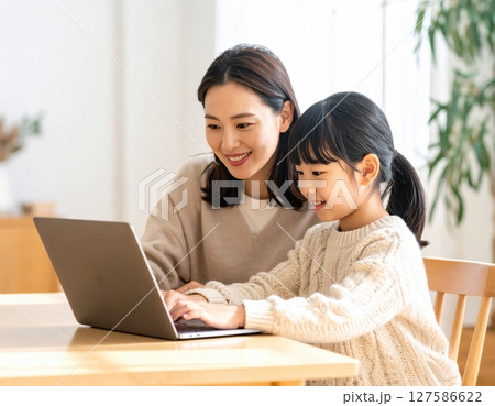 リビングでパソコン学習する親子ビジュアル  127586622
