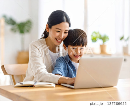 リビングでパソコン学習する親子ビジュアル  127586623