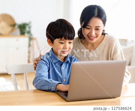リビングでパソコン学習する親子ビジュアル  127586624