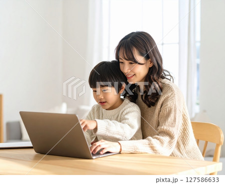 リビングでパソコン学習する親子ビジュアル  127586633