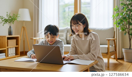 リビングでパソコン学習する親子ビジュアル  127586634
