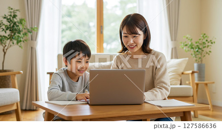 リビングでパソコン学習する親子ビジュアル  127586636