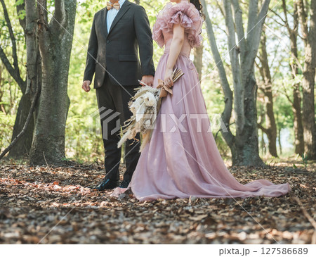 ピンクのドレスでウェディングフォトを撮るカップル ピンクのドレスでウェディングフォトを撮るカップル 127586689