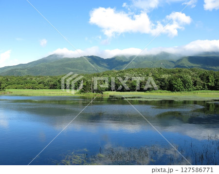 知床五湖の地上遊歩道にある二湖展望地からの眺め(二湖と雲がかかる知床連山) 知床五湖の地上遊歩道にある二湖展望地からの眺め(二湖と雲がかかる知床連山) 127586771
