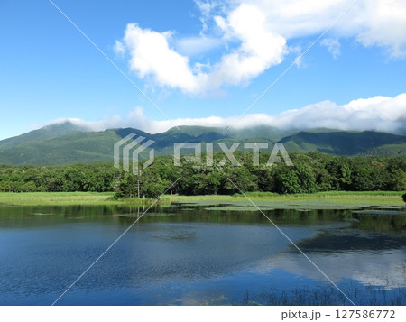 知床五湖の地上遊歩道にある二湖展望地からの眺め（二湖と雲がかかる知床連山） 127586772