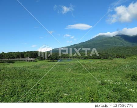 知床五湖の高架木道からの眺め（一湖・湖畔展望台・知床硫黄山） 127586779