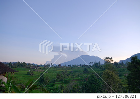 インドネシア・バリ島シドメンのライステラスとアグン山 インドネシア・バリ島シドメンのライステラスとアグン山 127586821
