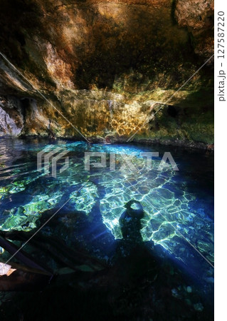 中米メキシコのカンクンにて、透明度抜群の秘境グランセノーテ 127587220