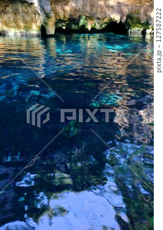 中米メキシコのカンクンにて、透明度抜群の秘境グランセノーテ 127587222