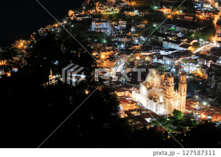 中米メキシコの観光地タスコの街並み、夜景 中米メキシコの観光地タスコの街並み、夜景 127587311