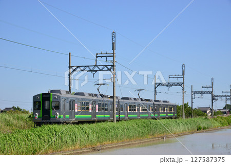 田植え間近の水田のそばを走る養老鉄道 127587375