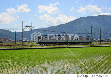 田植えが終わったばかりの田んぼの脇を走る養老鉄道 田植えが終わったばかりの田んぼの脇を走る養老鉄道 127587376