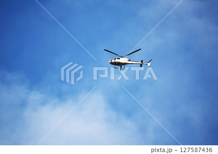 飛行するヘリコプター 127587436