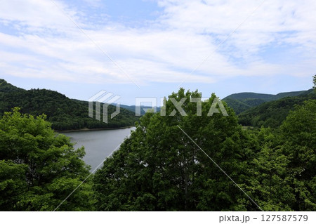 新緑の初夏の北海道、道東の旅、陸別町から置戸町へ、常呂川が流れるオケト湖、鹿の子ダム置戸町の奥にある 新緑の初夏の北海道、道東の旅、陸別町から置戸町へ、常呂川が流れるオケト湖、鹿の子ダム置戸町の奥にある 127587579