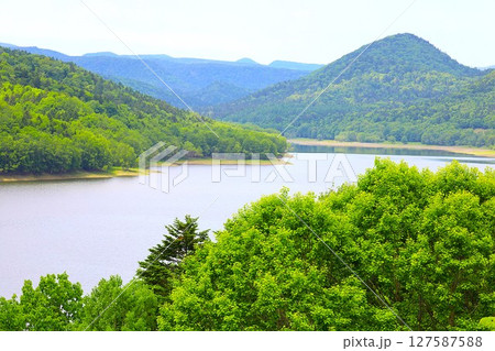 新緑の初夏の北海道、道東の旅、陸別町から置戸町へ、常呂川が流れるオケト湖、鹿の子ダム置戸町の奥にある 新緑の初夏の北海道、道東の旅、陸別町から置戸町へ、常呂川が流れるオケト湖、鹿の子ダム置戸町の奥にある 127587588