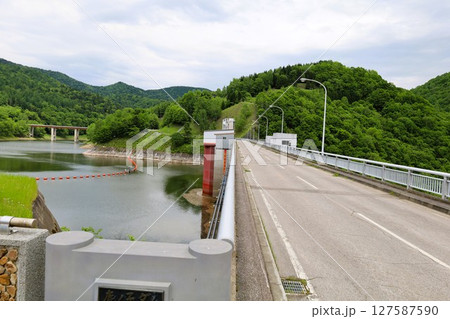 新緑の初夏の北海道、道東の旅、陸別町から置戸町へ、常呂川が流れるオケト湖、鹿の子ダム置戸町の奥にある 新緑の初夏の北海道、道東の旅、陸別町から置戸町へ、常呂川が流れるオケト湖、鹿の子ダム置戸町の奥にある 127587590