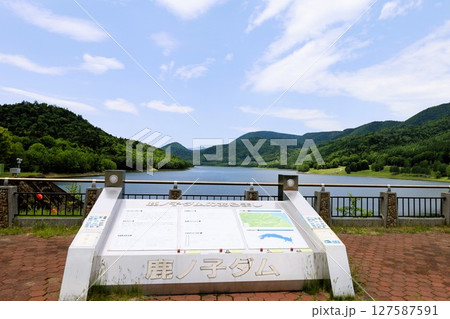 新緑の初夏の北海道、道東の旅、陸別町から置戸町へ、常呂川が流れるオケト湖、鹿の子ダム置戸町の奥にある 新緑の初夏の北海道、道東の旅、陸別町から置戸町へ、常呂川が流れるオケト湖、鹿の子ダム置戸町の奥にある 127587591